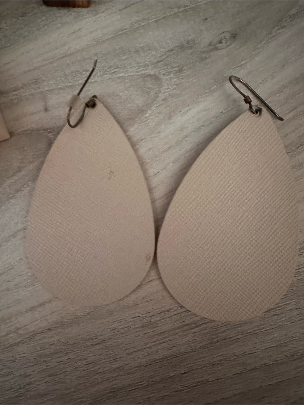 Nickel & Suede Cream leather Teardrop earrings